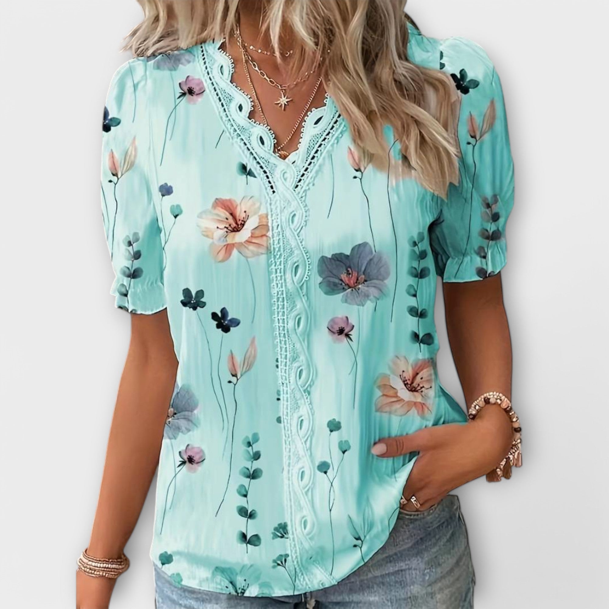 Emily – Modern blus med skarpa detaljer