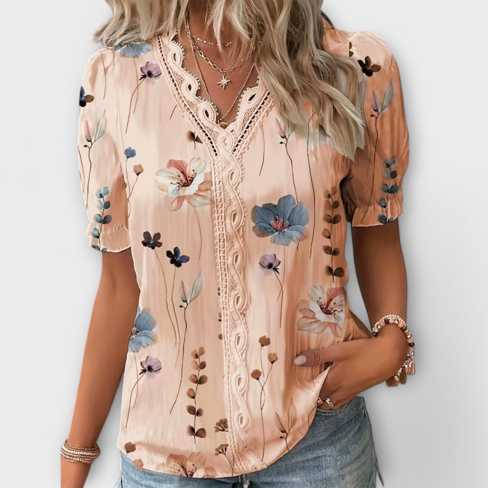 Emily – Modern blus med skarpa detaljer
