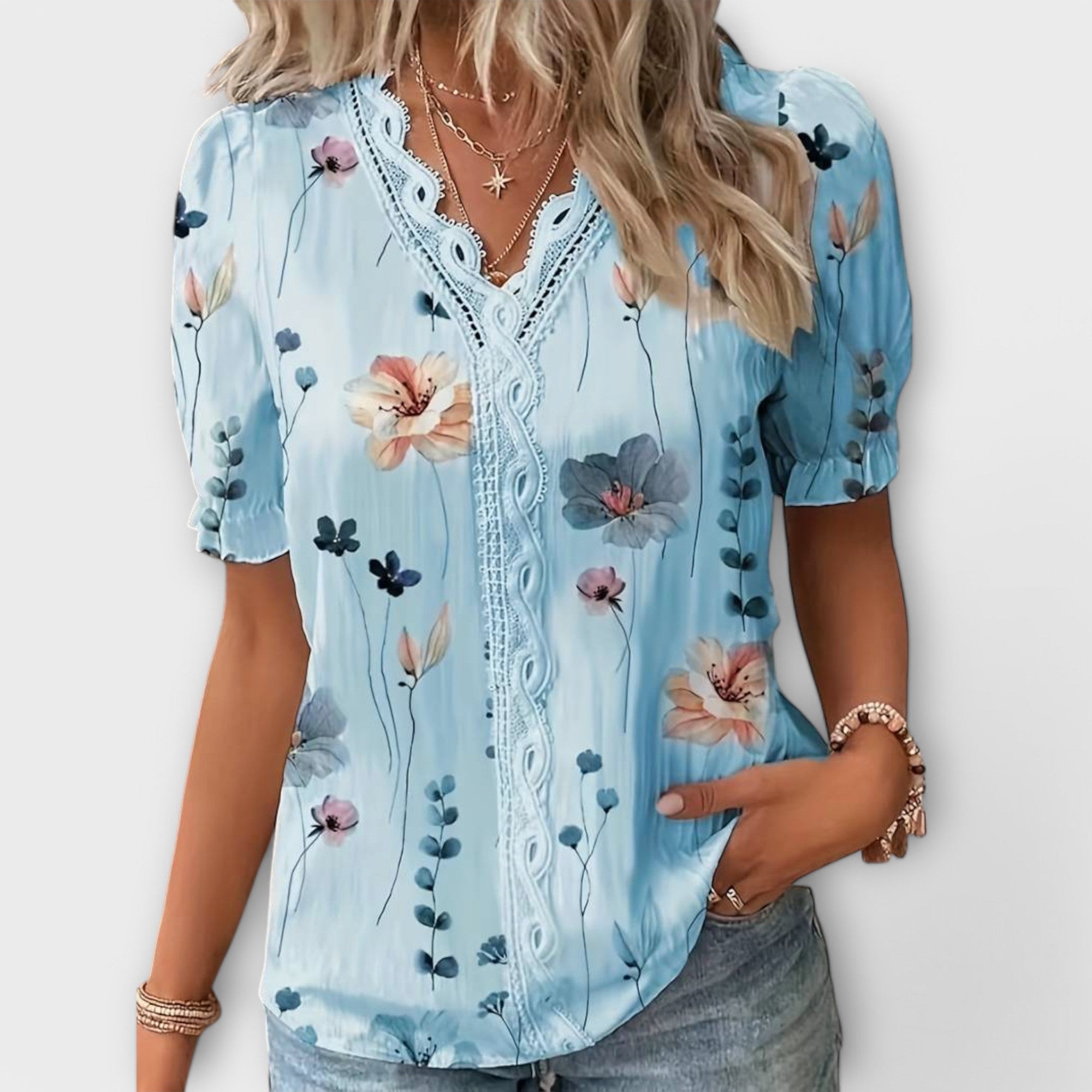 Emily – Modern blus med skarpa detaljer