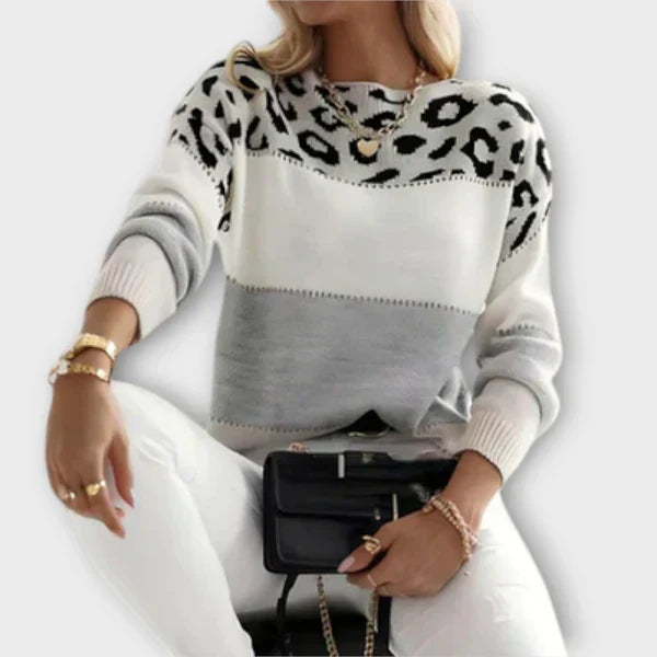 Sandra – Stickad kofta med leopardmönster