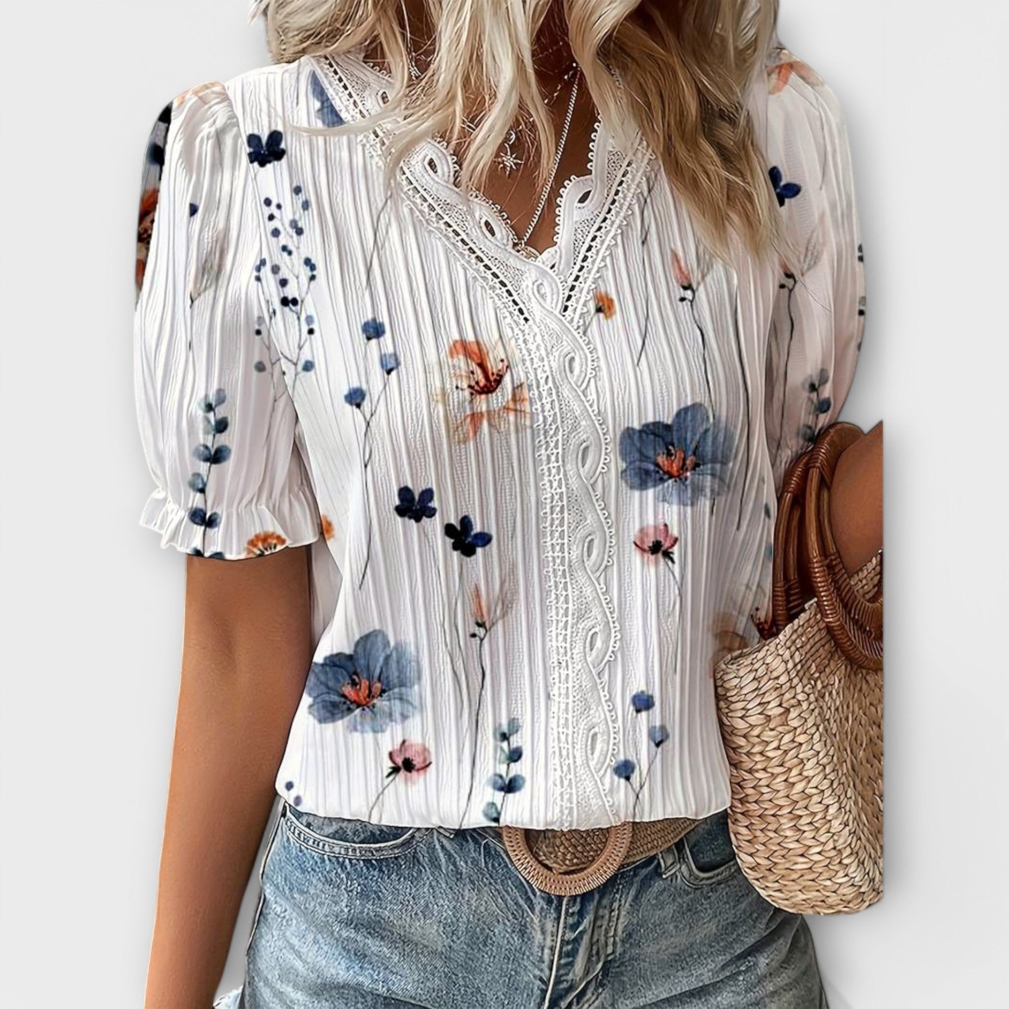 Emily – Modern blus med skarpa detaljer